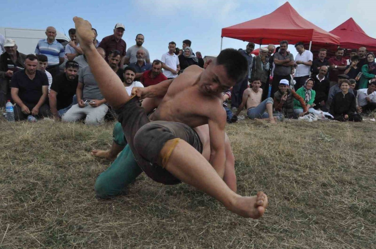 Geleneksel bayrama ulaşabilmek için traktörlere bindiler