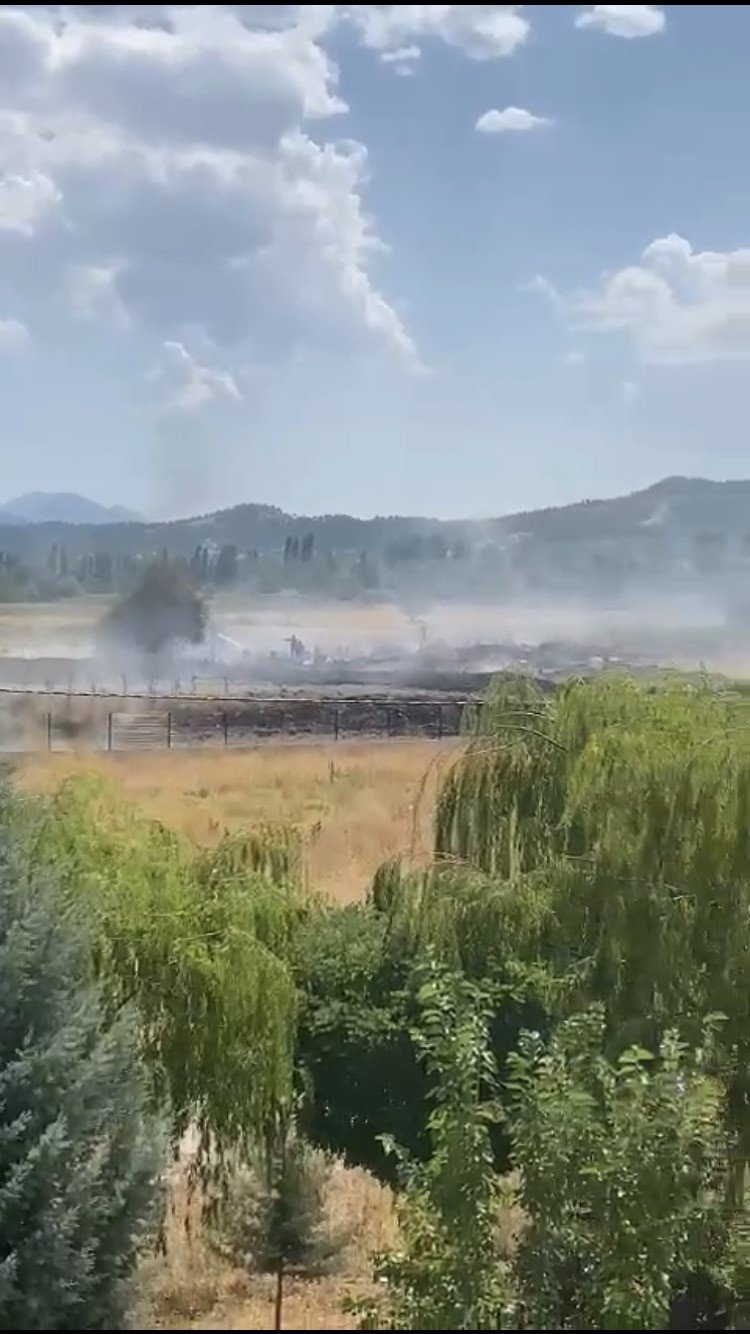 Gölhisar’da 10 dönüm otluk arazi yandı