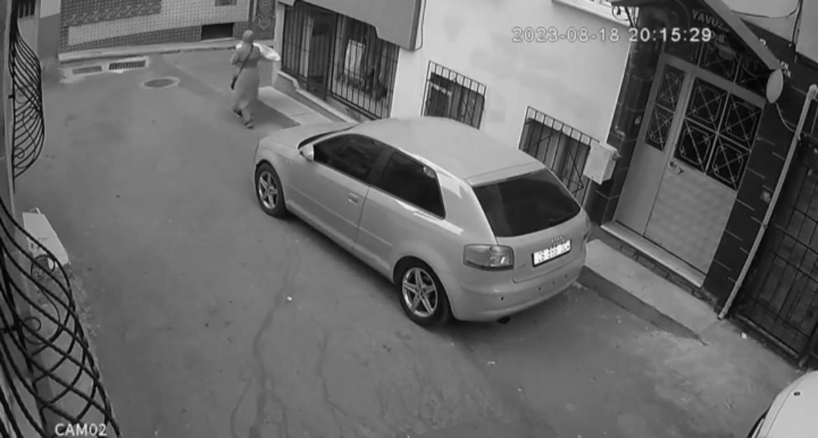 Çamaşır hırsızları kamerada... Biri seçti, beğendi, çaldı, diğeri kolaçan edip aldı