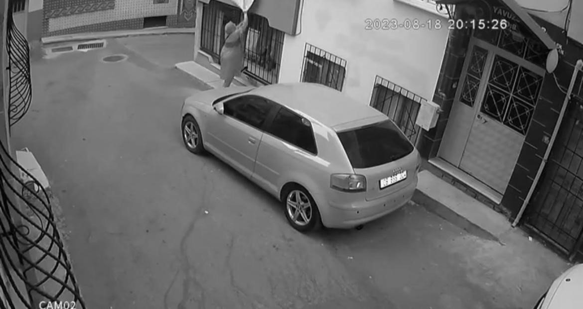 Çamaşır hırsızları kamerada... Biri seçti, beğendi, çaldı, diğeri kolaçan edip aldı