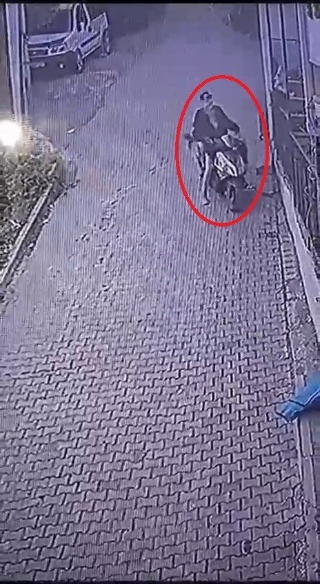 Çamaşır hırsızları kamerada... Biri seçti, beğendi, çaldı, diğeri kolaçan edip aldı