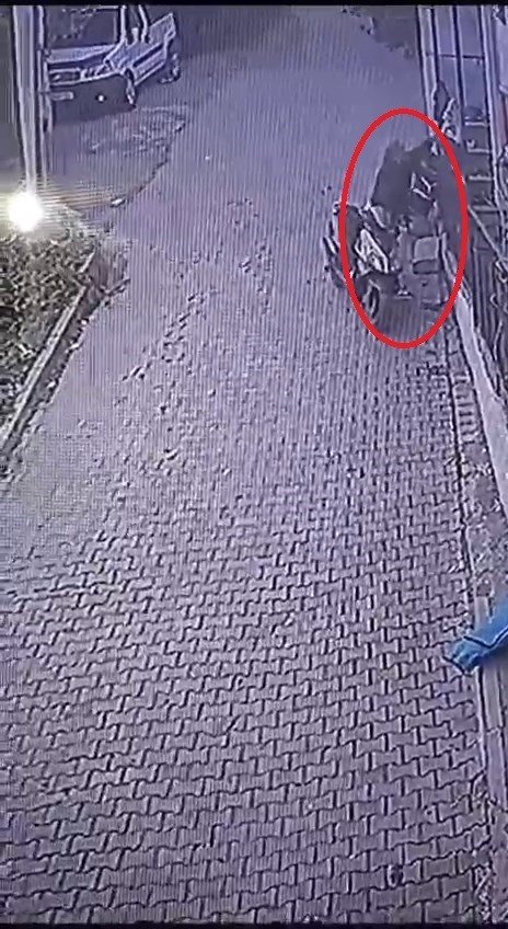 Çamaşır hırsızları kamerada... Biri seçti, beğendi, çaldı, diğeri kolaçan edip aldı