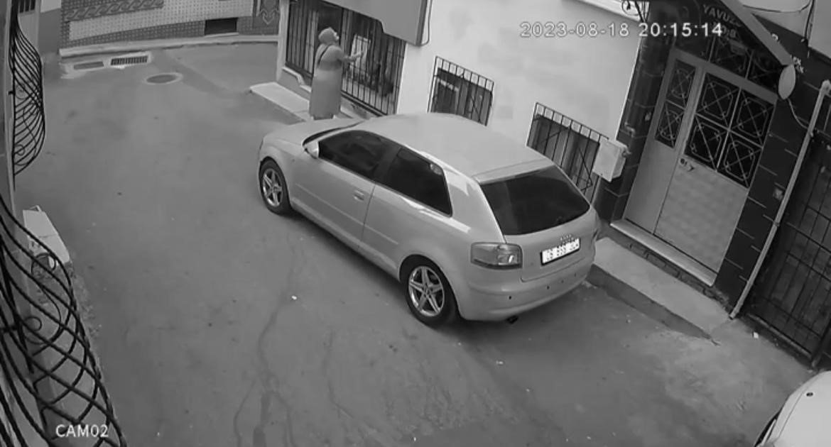 Çamaşır hırsızları kamerada... Biri seçti, beğendi, çaldı, diğeri kolaçan edip aldı