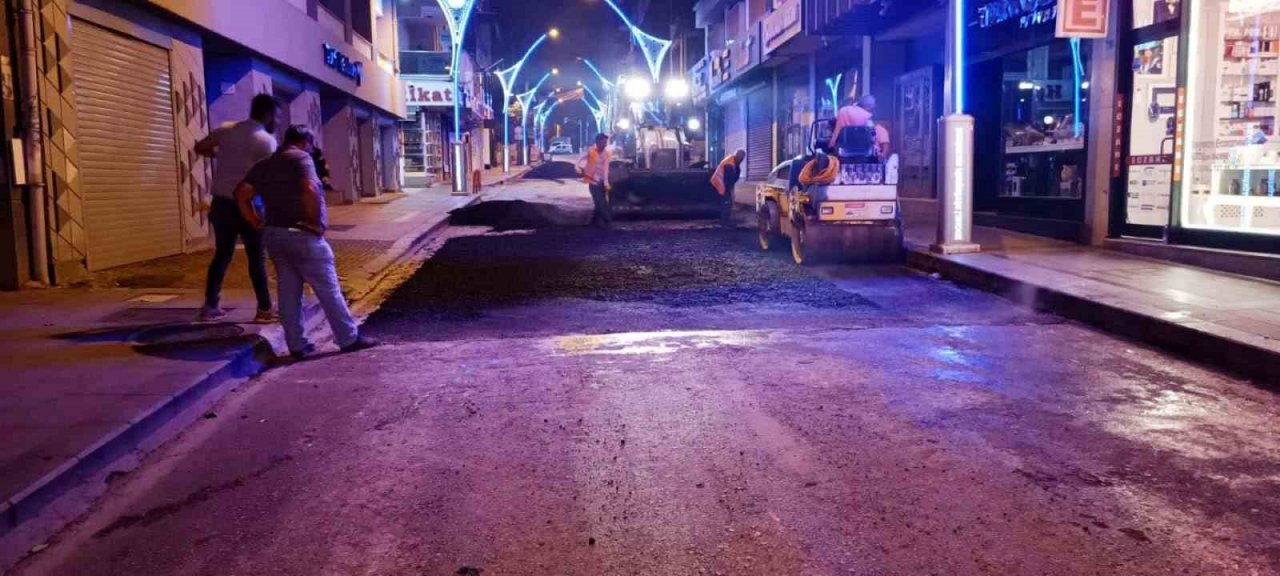 Alemdar Caddesinde gece yarısı asfaltlama