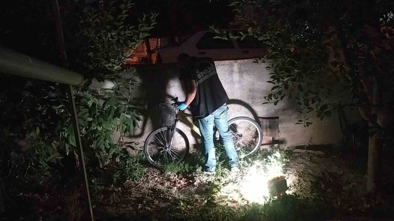 Çalınan bisikleti bulan polis sahibine teslim etti