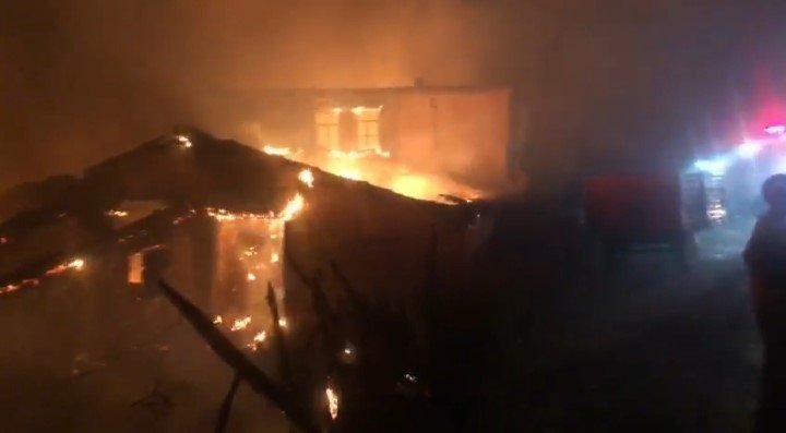 Çanakkale’de yangın evlere ulaştı, evler alev alev yanıyor