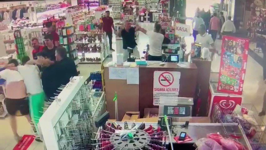 İstediği yerde yemek yiyemeyen şoförün başlattığı kavgada aşçının kafasını yarıldı