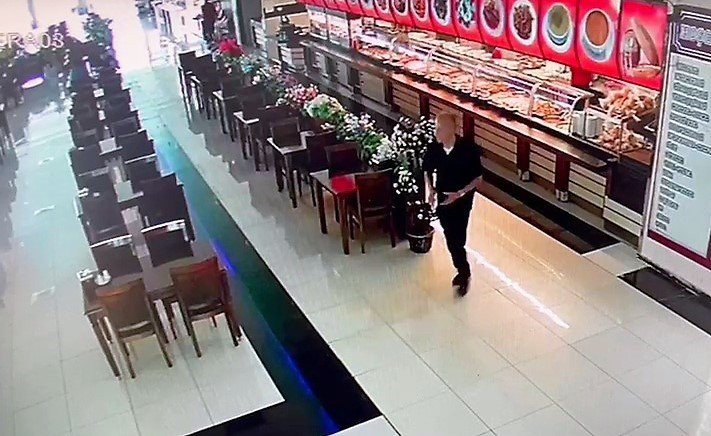 İstediği yerde yemek yiyemeyen şoförün başlattığı kavgada aşçının kafasını yarıldı