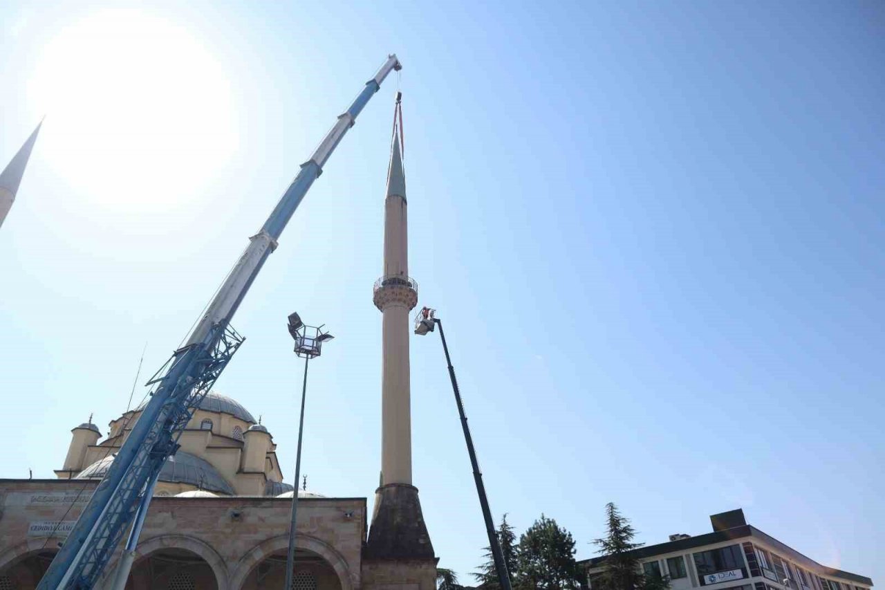 Caminin minare sökümü başlandı
