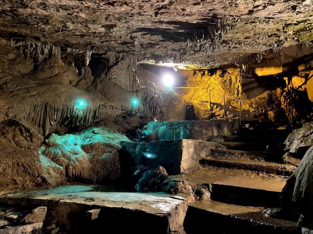 Yaz aylarının serinleten mağarası şifa dağıtıyor