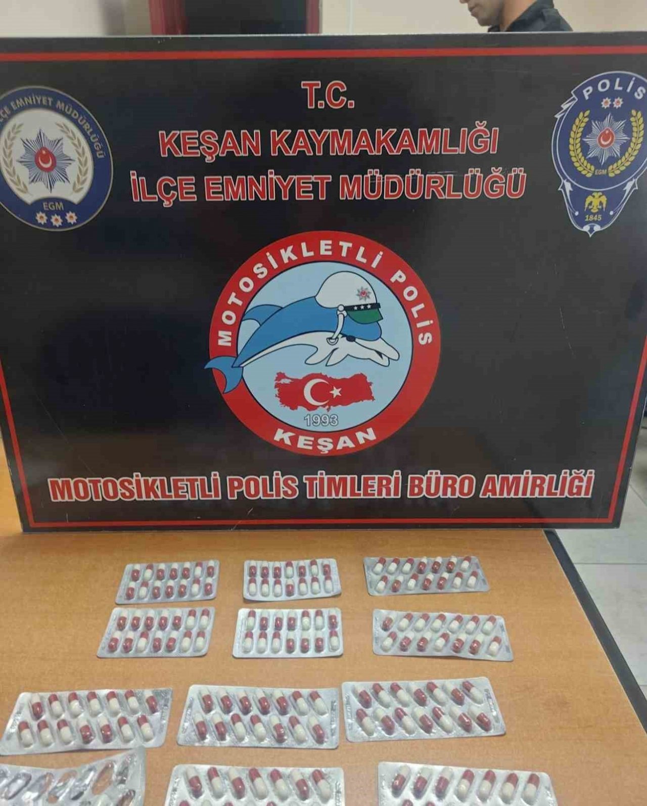 Çalıntı motosiklette sentetik ecza ile yakalandılar