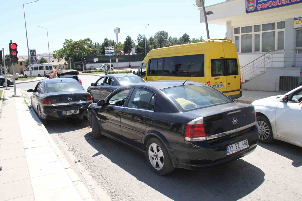 Elazığ’da zincirleme trafik kazası: 3 yaralı