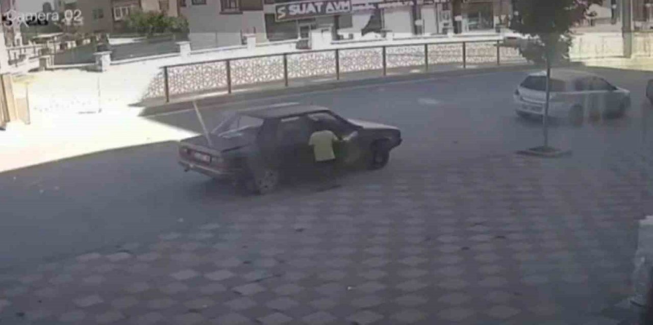 Park halindeki otomobile binen çocuk el frenini indirdi, öndeki araca çarpınca koşarak kaçtı