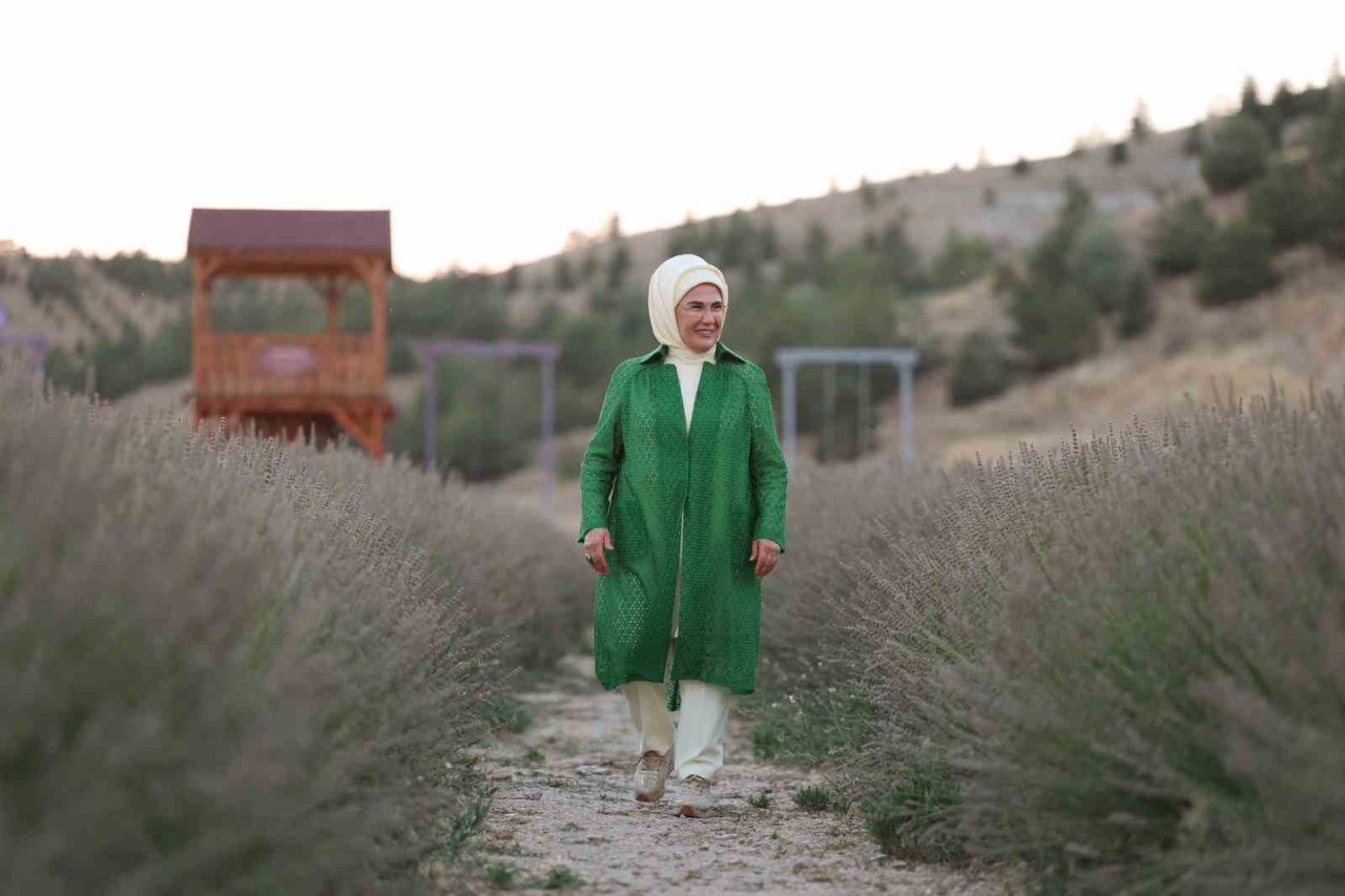 Emine Erdoğan, Ankara’da Ekolojik Köy ziyareti ve lavanta hasadı yaptı