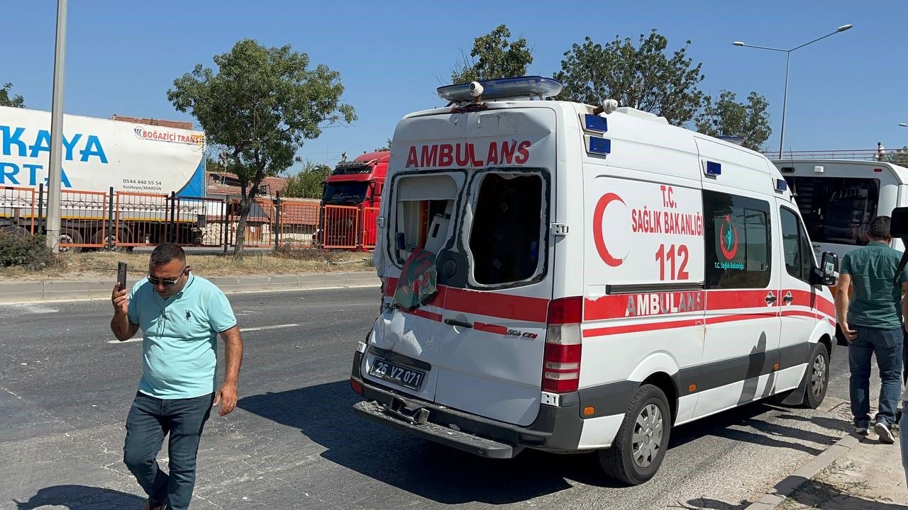 Beton mikseri önce yolcu otobüsüne, sonra ambulansa çarptı: 14 yaralı