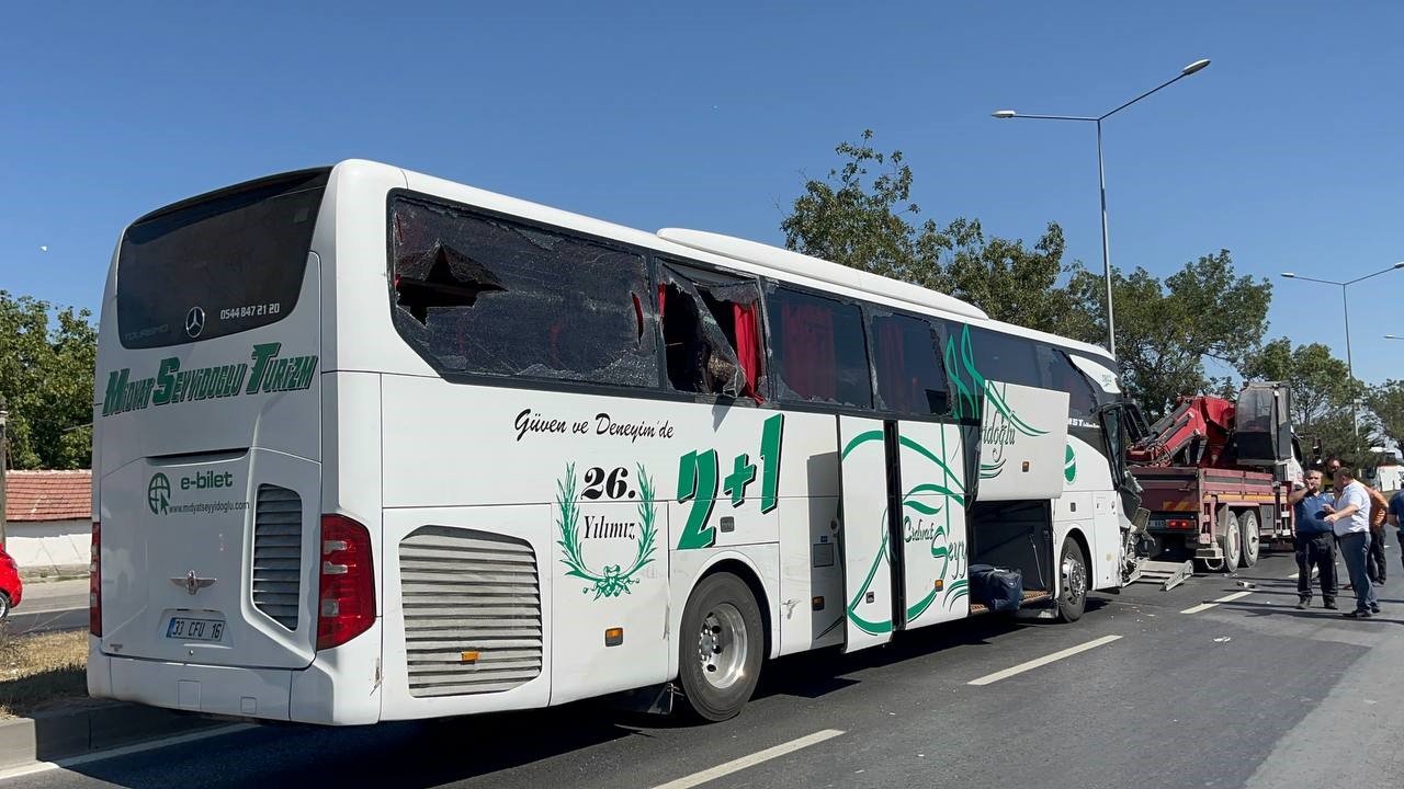 Beton mikseri önce yolcu otobüsüne, sonra ambulansa çarptı: 14 yaralı