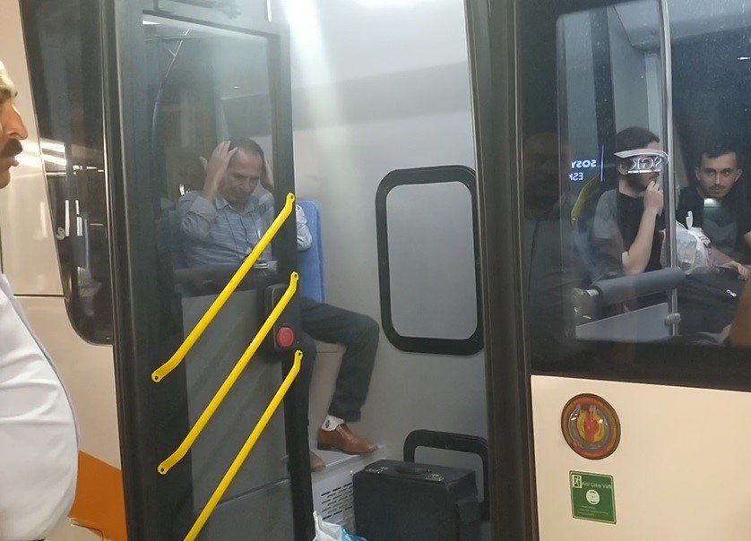 Durakta başlayan ve otobüs içinde süren ilginç gerginlik