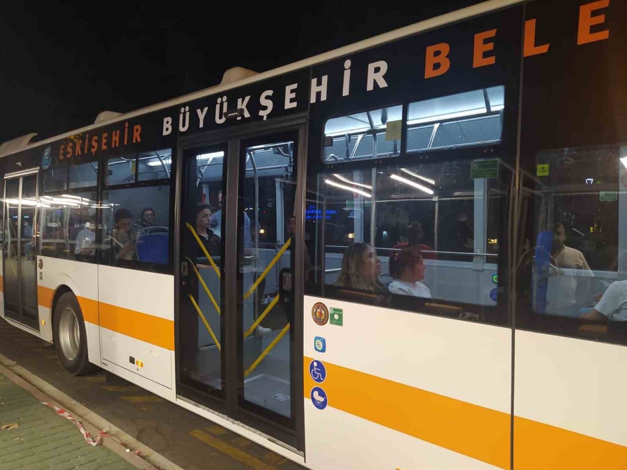 Durakta başlayan ve otobüs içinde süren ilginç gerginlik