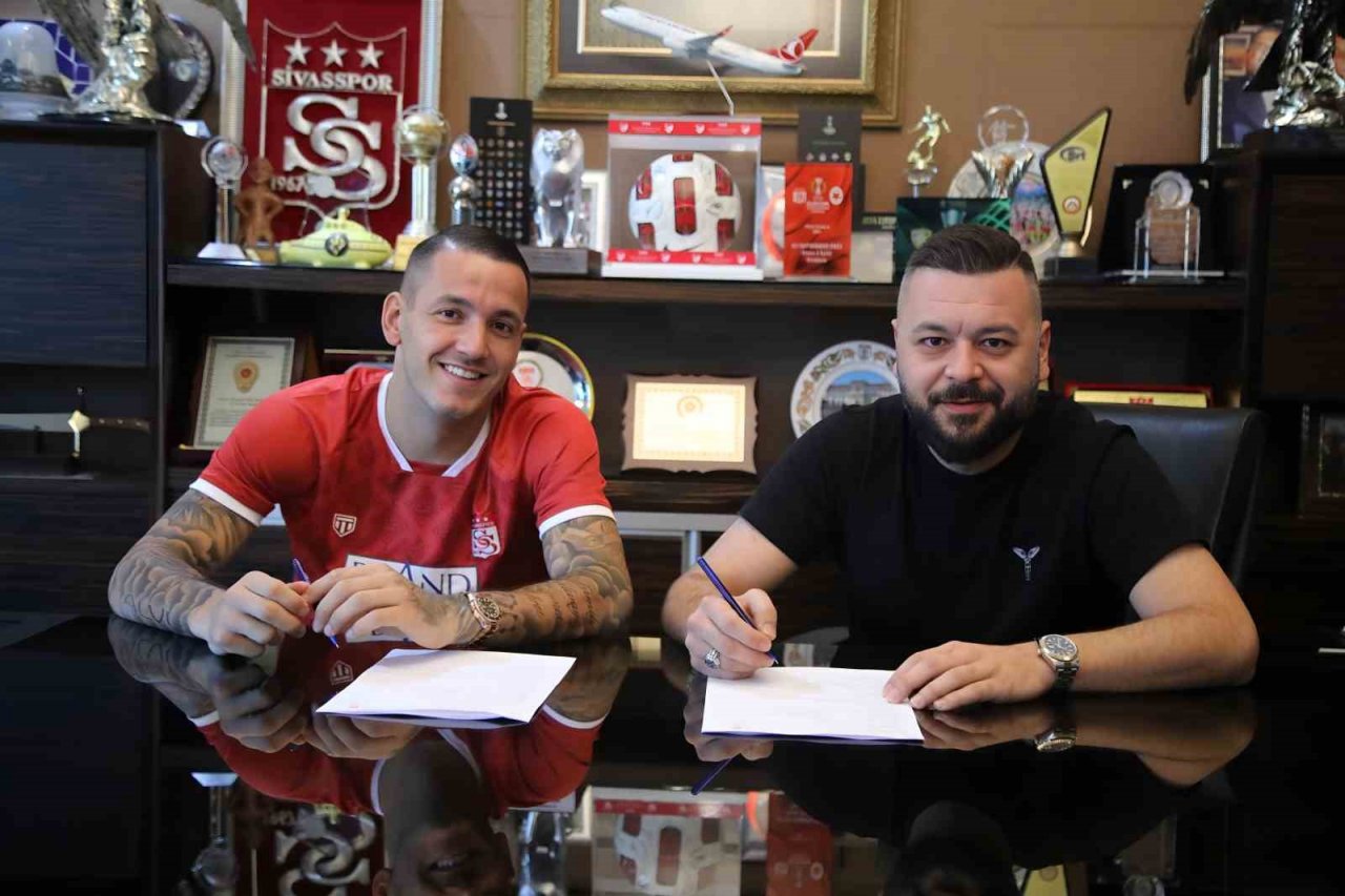 Sivasspor, Rey Manaj’ı renklerine bağladı