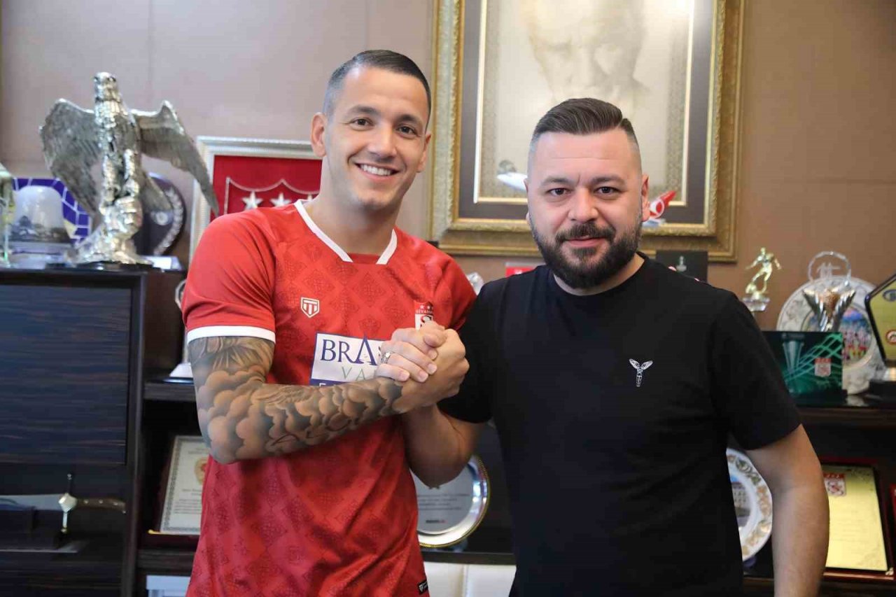 Sivasspor, Rey Manaj’ı renklerine bağladı