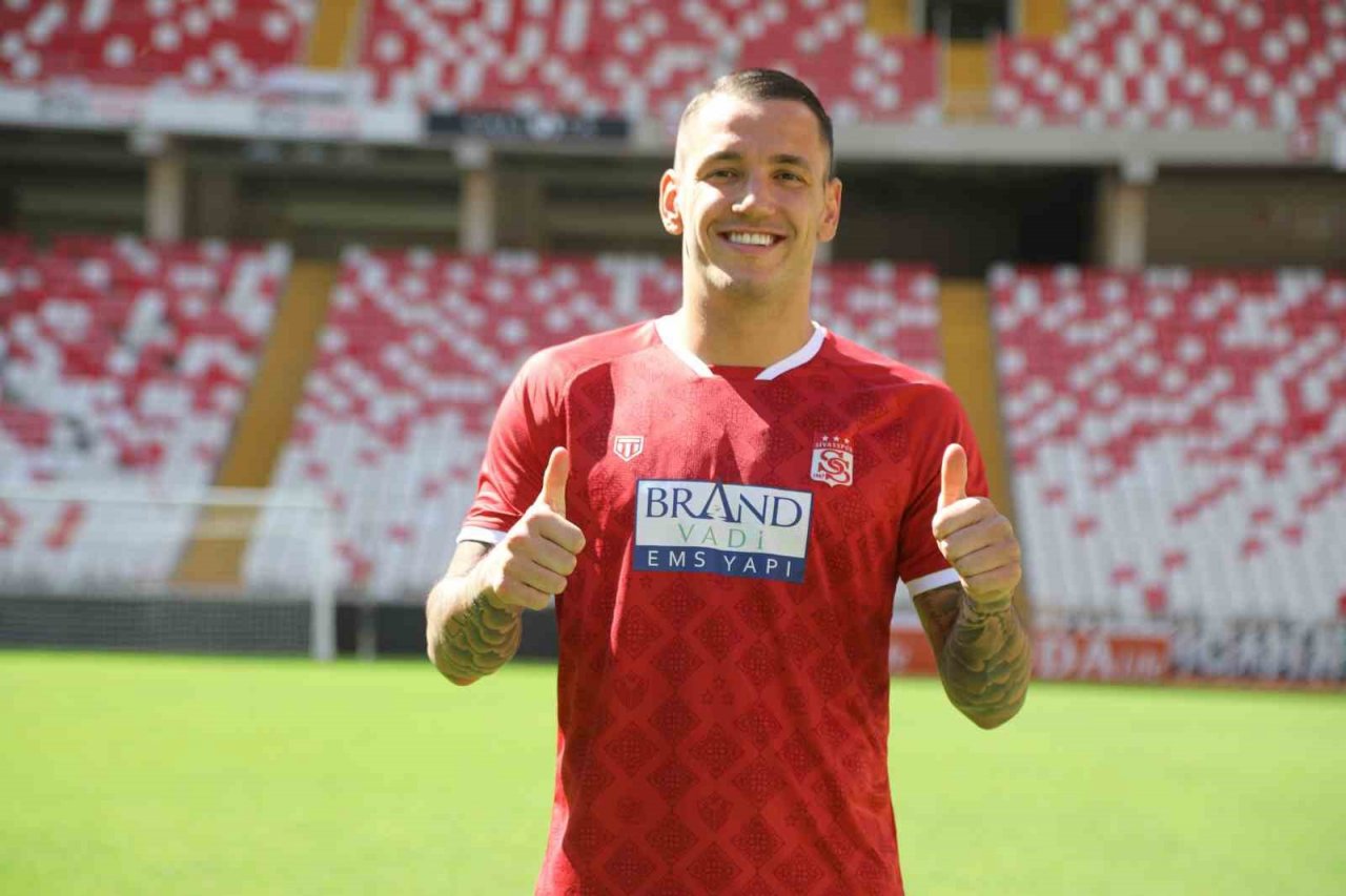 Sivasspor, Rey Manaj’ı renklerine bağladı