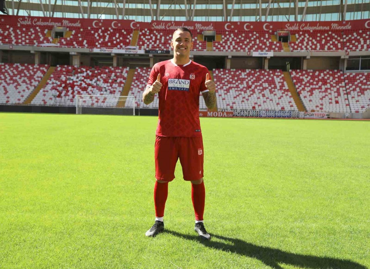 Sivasspor, Rey Manaj’ı renklerine bağladı