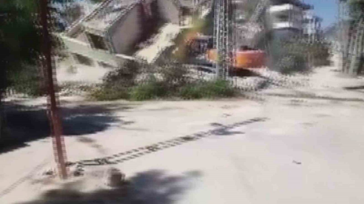 Binanın yıkım esnasında iş makinasının üzerine çöktüğü anlar kamerada