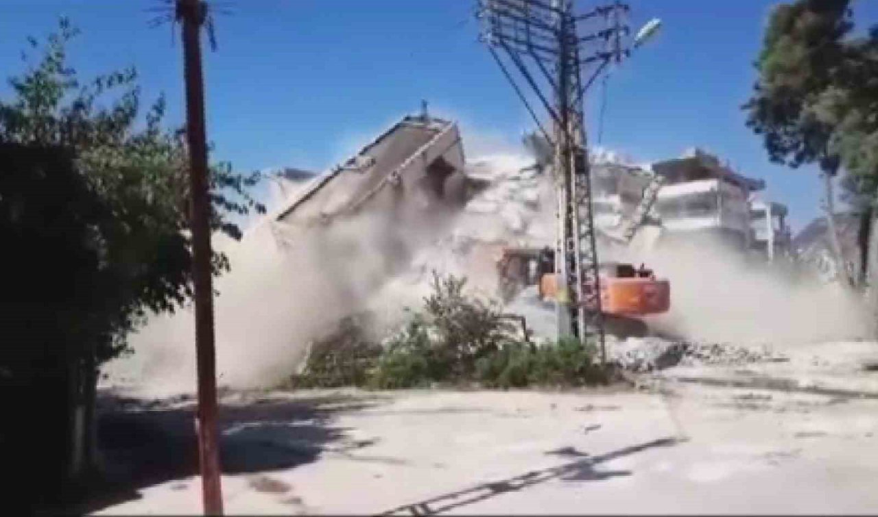 Binanın yıkım esnasında iş makinasının üzerine çöktüğü anlar kamerada