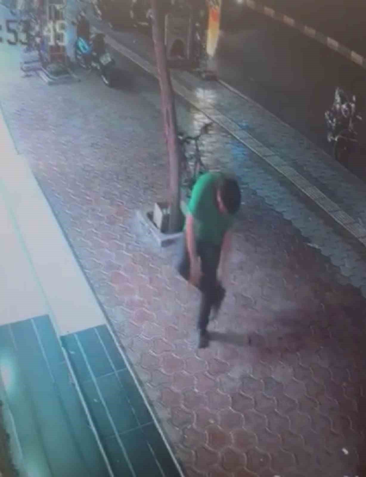 Kurşun yağmuruna tutulan şahsın bacağından vurulmasıyla yaşadığı şok kamerada