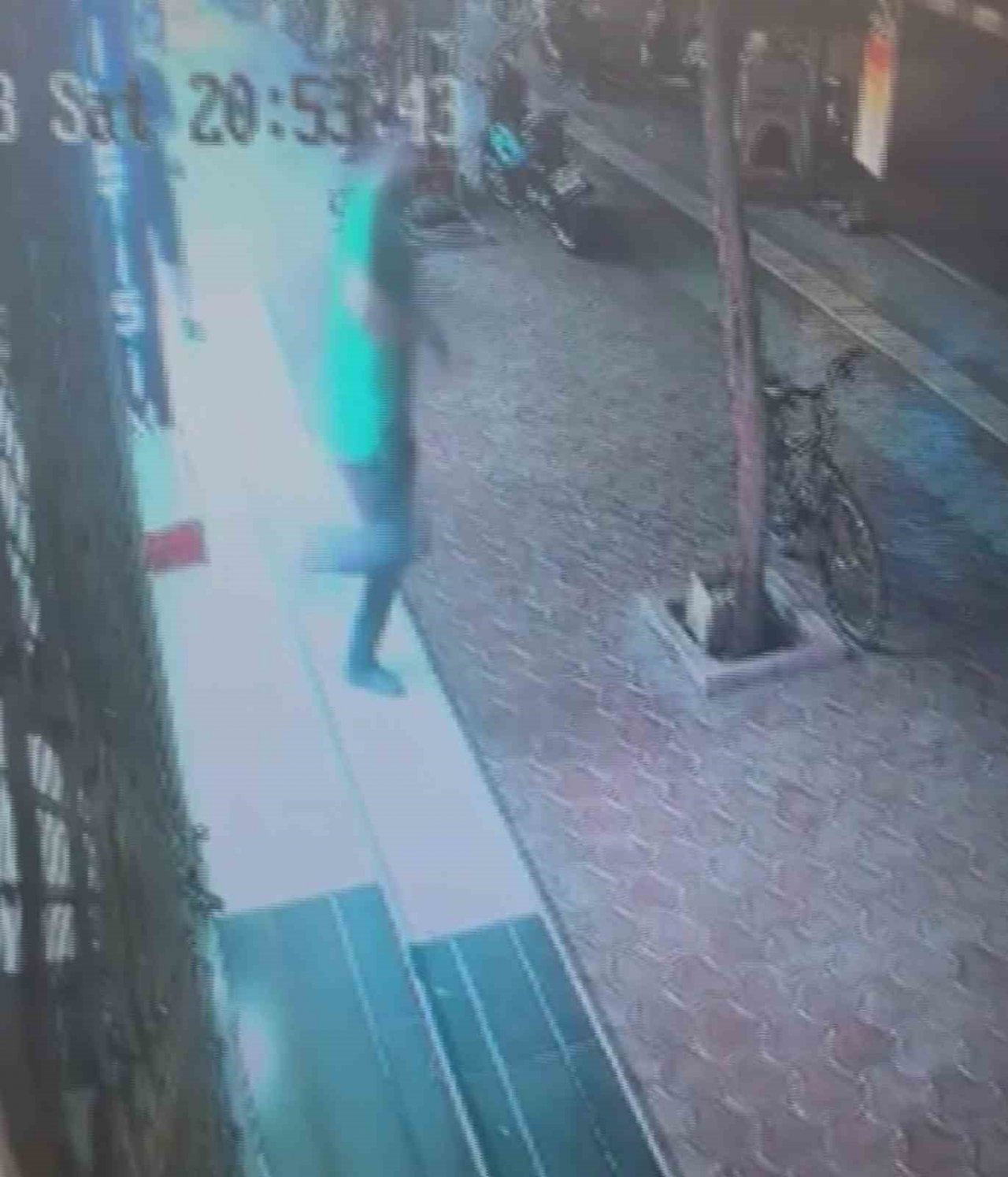 Kurşun yağmuruna tutulan şahsın bacağından vurulmasıyla yaşadığı şok kamerada