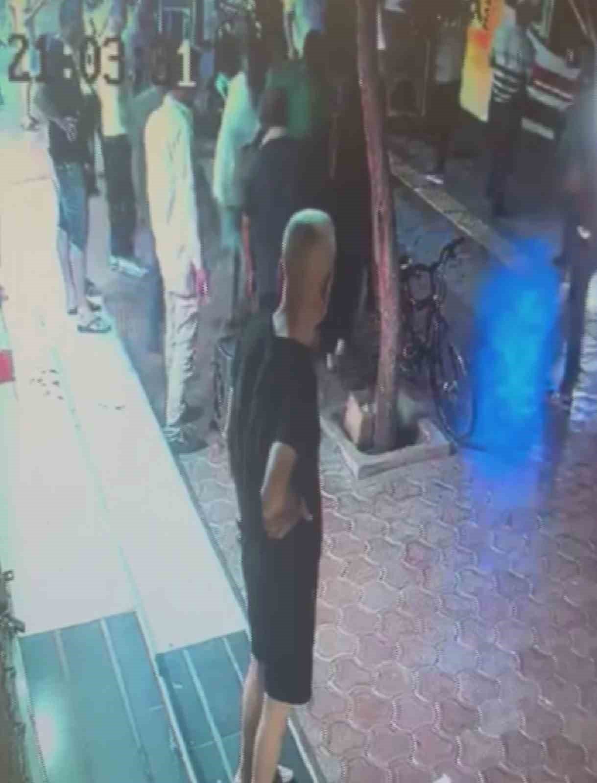 Kurşun yağmuruna tutulan şahsın bacağından vurulmasıyla yaşadığı şok kamerada