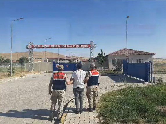 Bakan Yerlikaya: “Van’da firari 59 göçmen kaçakçılığı organizatörü yakalandı”