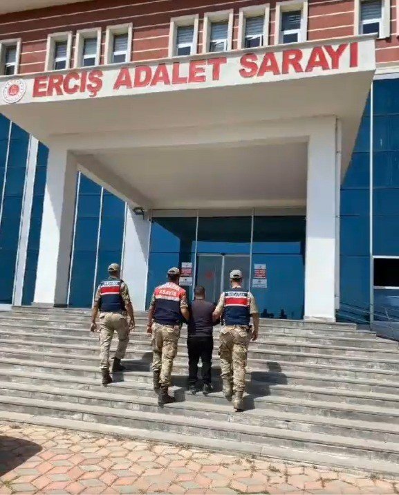 Bakan Yerlikaya: “Van’da firari 59 göçmen kaçakçılığı organizatörü yakalandı”