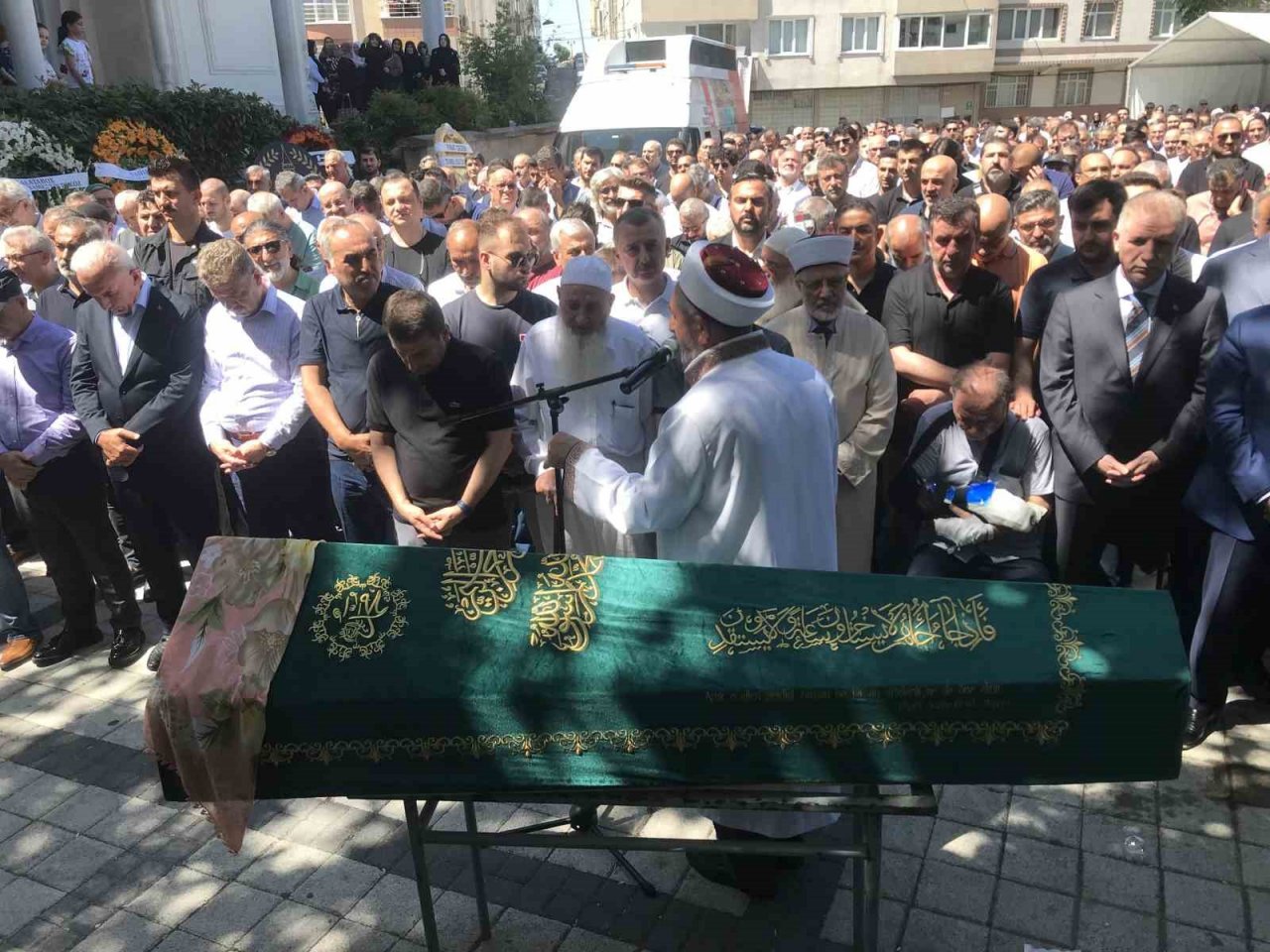 Kadıköy’de yangında balkondan atlayarak hayatını kaybeden Hatice Arslan son yolculuğuna uğurlandı