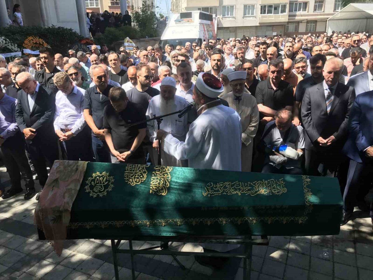 Kadıköy’de yangında balkondan atlayarak hayatını kaybeden Hatice Arslan son yolculuğuna uğurlandı