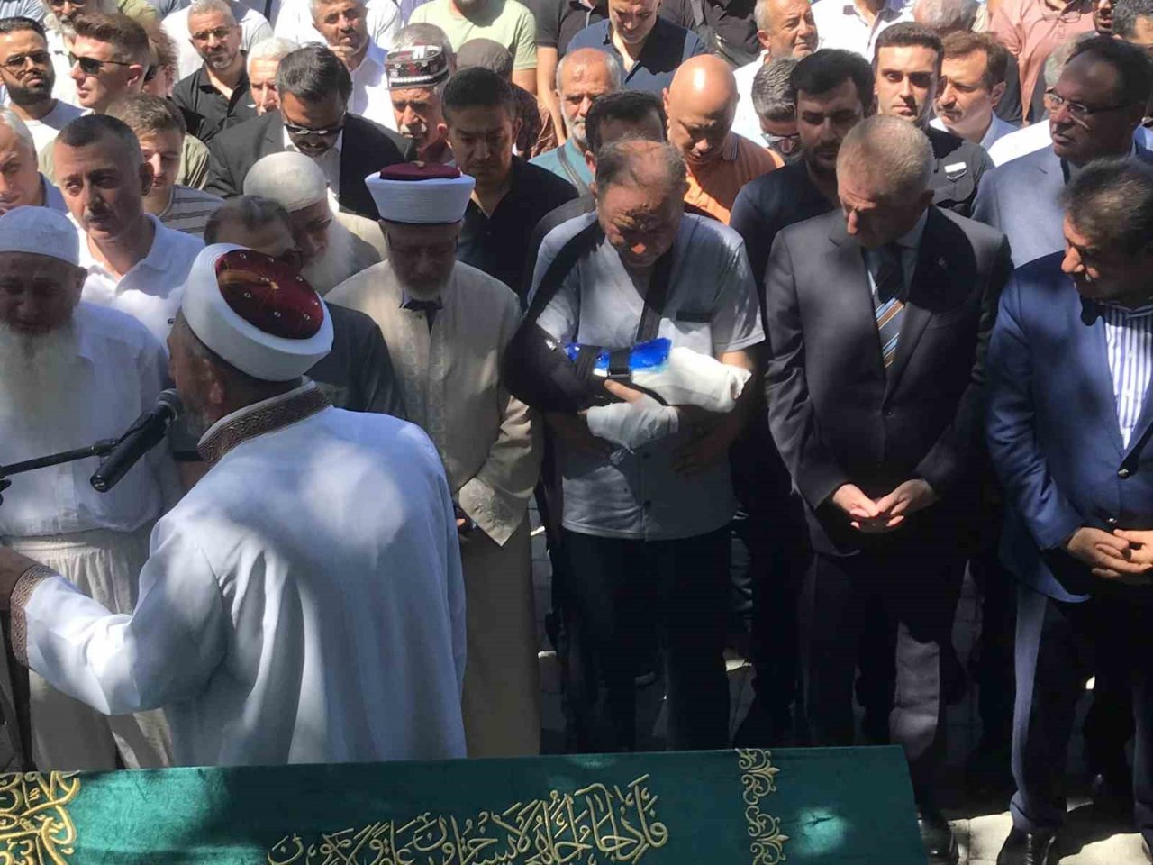 Kadıköy’de yangında balkondan atlayarak hayatını kaybeden Hatice Arslan son yolculuğuna uğurlandı