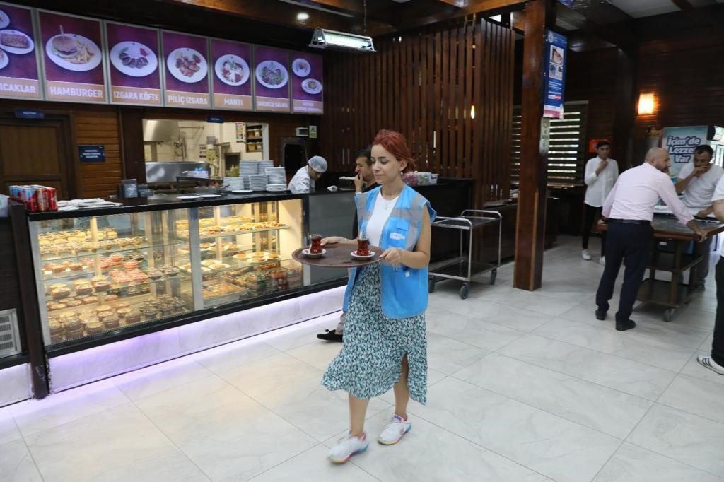 Kağıthane’de gençler sokakları temizledi, fiyatları denetledi