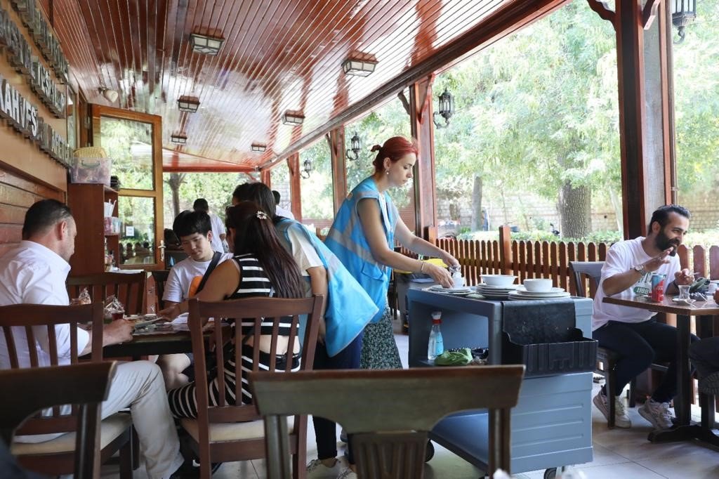 Kağıthane’de gençler sokakları temizledi, fiyatları denetledi