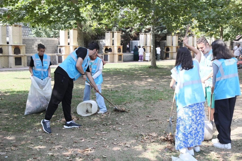 Kağıthane’de gençler sokakları temizledi, fiyatları denetledi