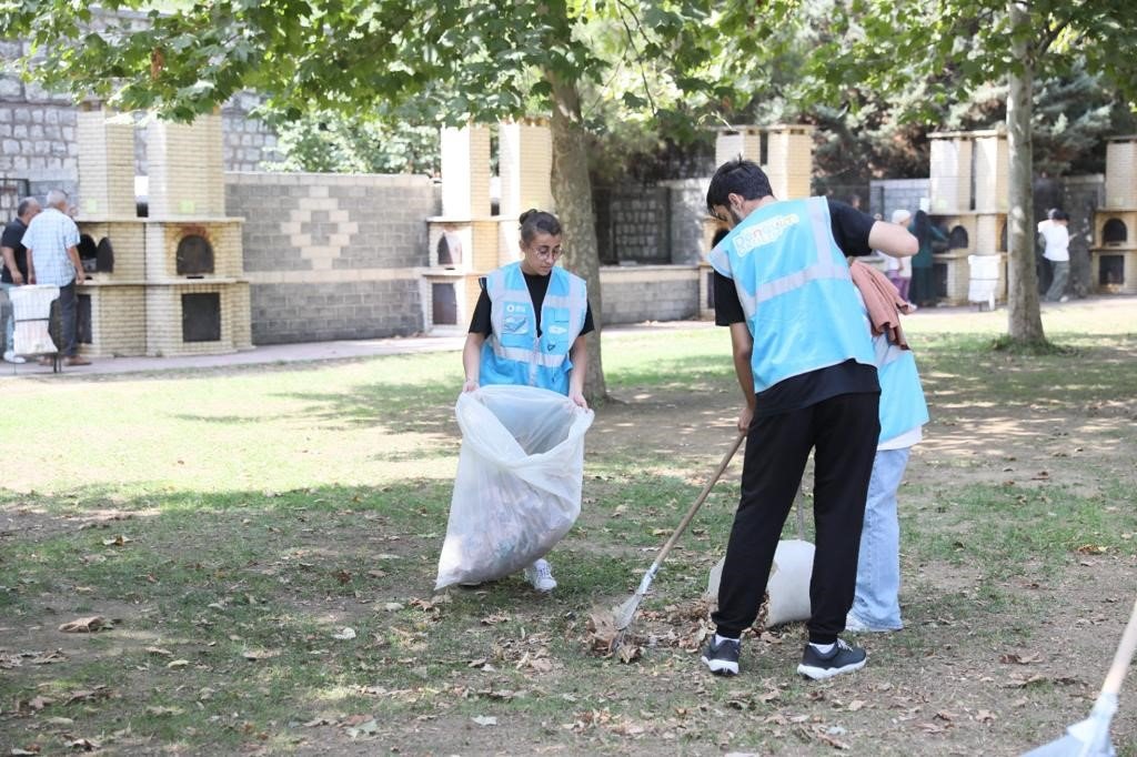 Kağıthane’de gençler sokakları temizledi, fiyatları denetledi