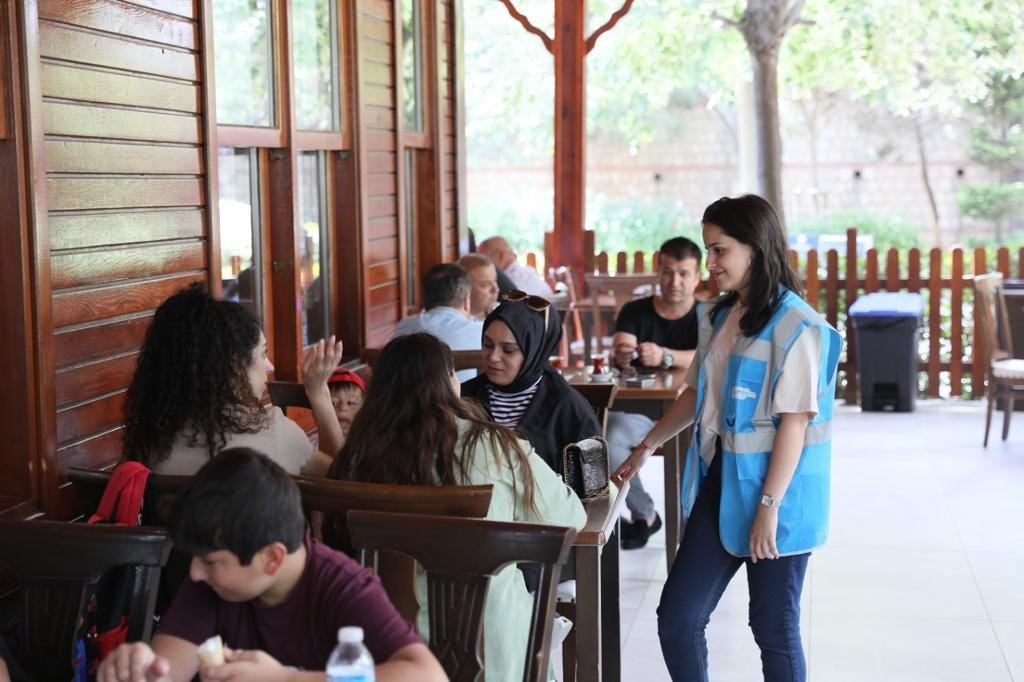 Kağıthane’de gençler sokakları temizledi, fiyatları denetledi