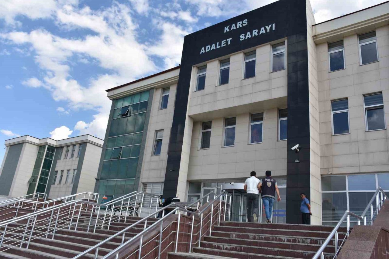 Kars’ta göçmen kaçakçıları tutuklandı