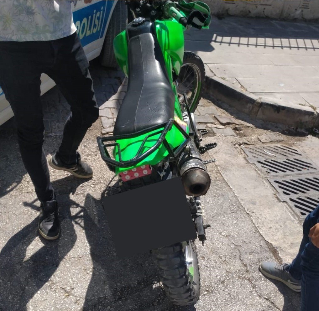 Polis ekiplerinden kasksız motosiklet kullanıcılarına sıkı denetim