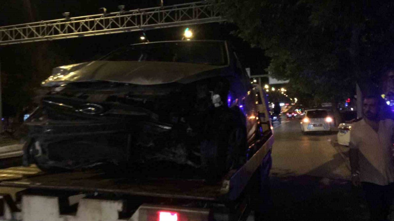 Kontrolden çıkan otomobil, park halindeki otomobillere çarpıp yan yattı