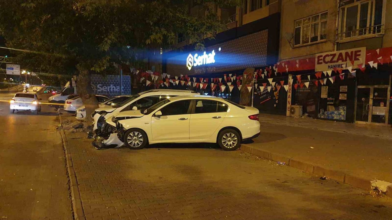 Kontrolden çıkan otomobil, park halindeki otomobillere çarpıp yan yattı