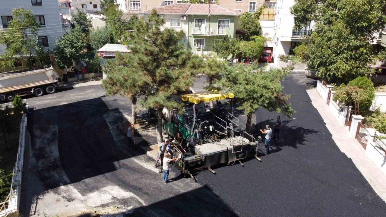 Keçiören’in sokakları sıcak asfaltla yenileniyor