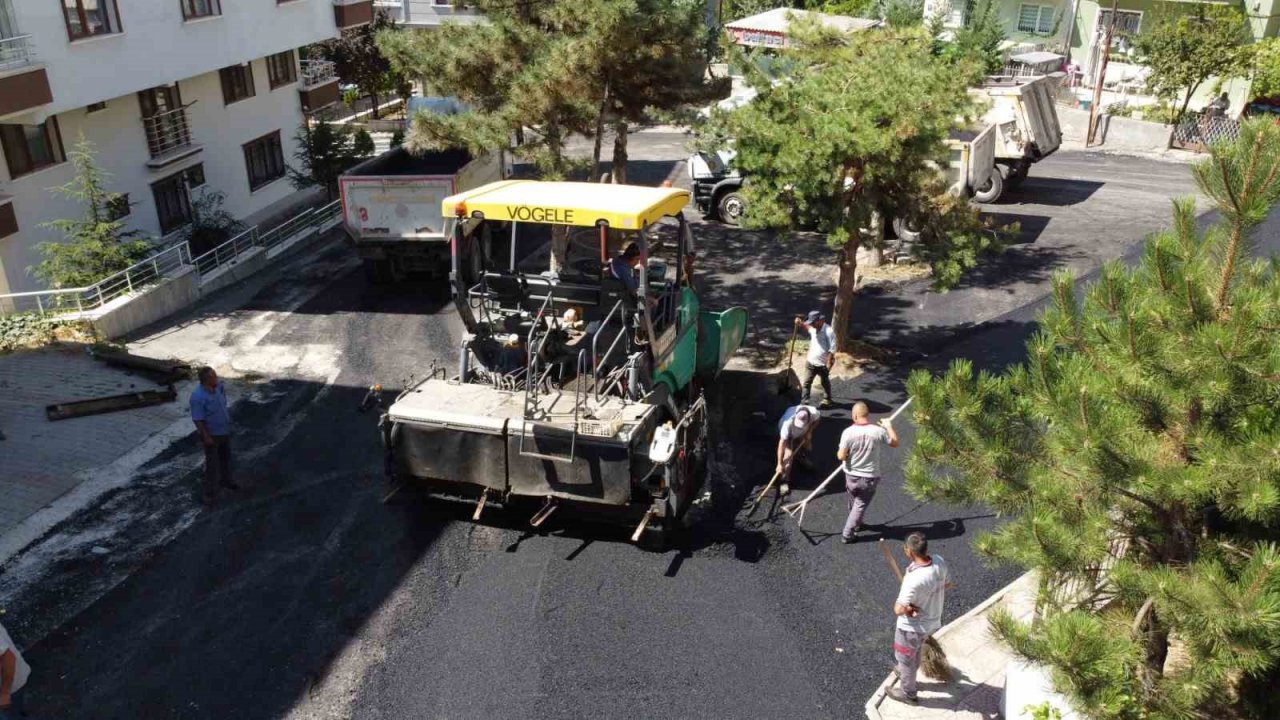 Keçiören’in sokakları sıcak asfaltla yenileniyor