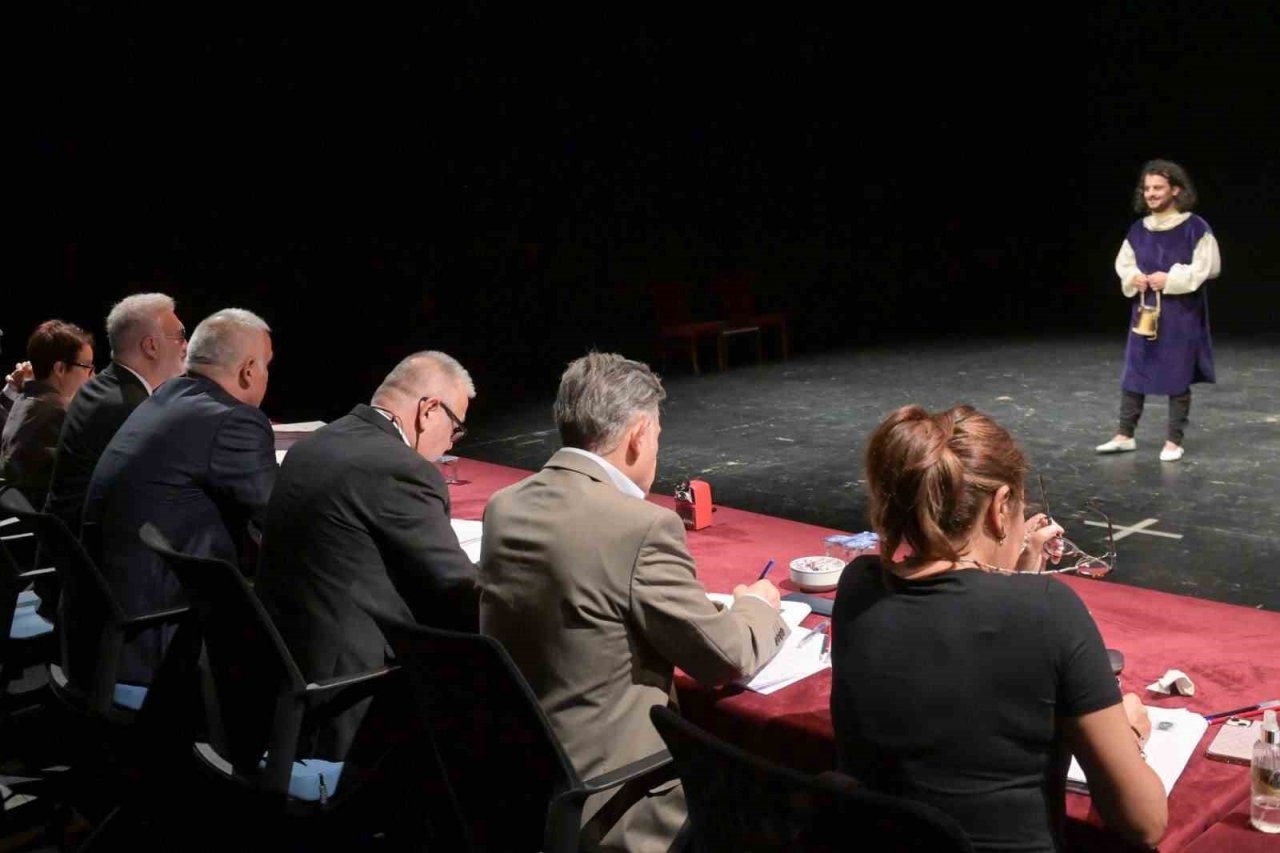 Bakan Ersoy, yeni sezonda Devlet Tiyatroları’nda sahnelenecek temsiller hakkında bilgi aldı