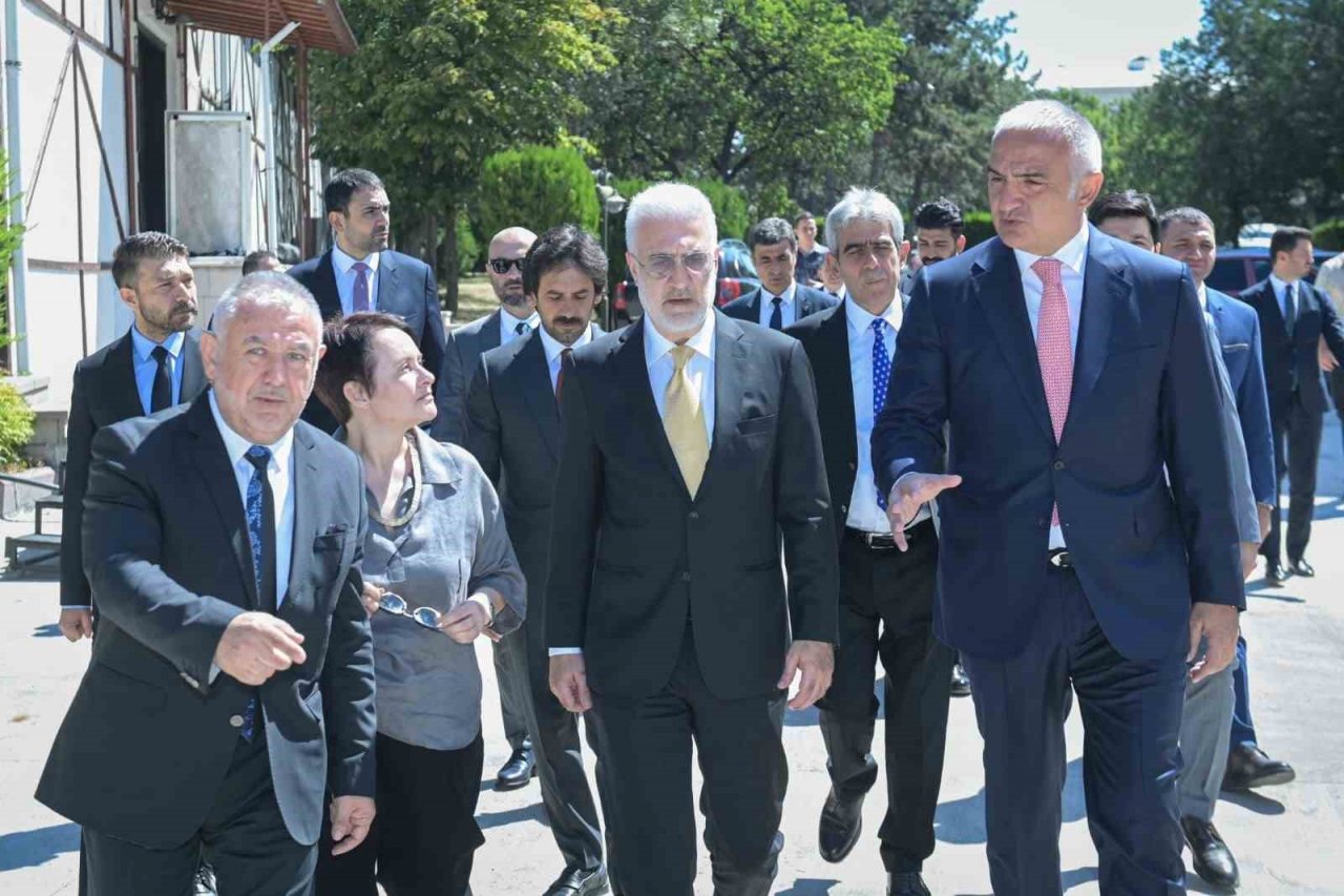 Bakan Ersoy, yeni sezonda Devlet Tiyatroları’nda sahnelenecek temsiller hakkında bilgi aldı