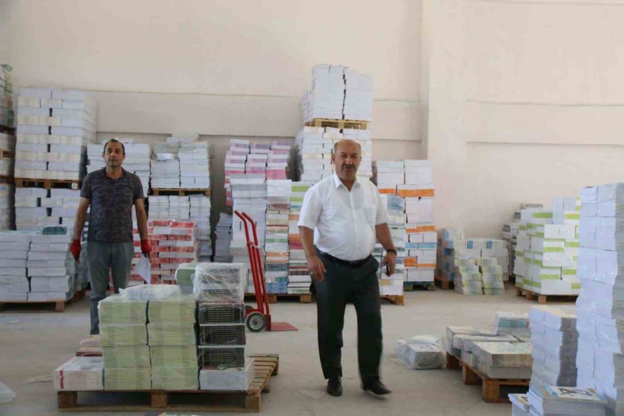 Kütahya’da yeni eğitim öğretim yılı ders kitapları okullara dağıtılmaya başlandı